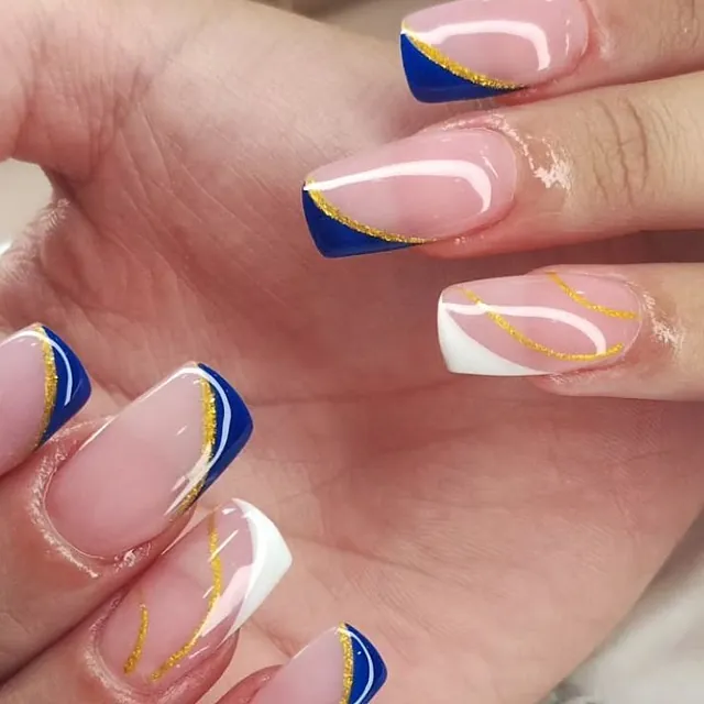 Uñas cuadradas con manicura en azul y dorado