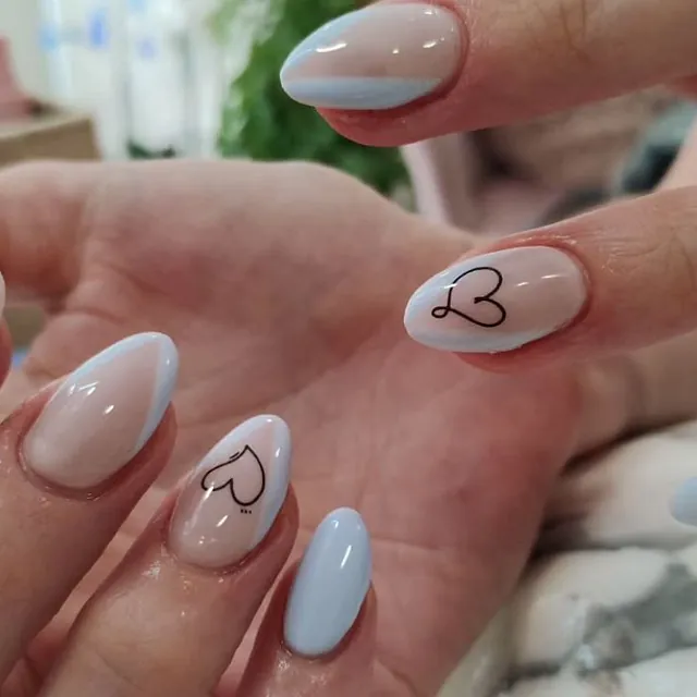 Uñas con dibujo de corazón