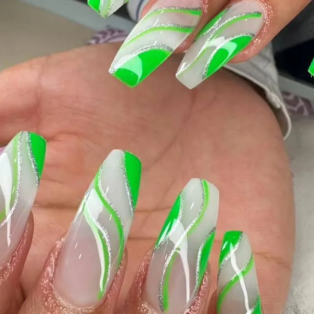 Largas uñas pintadas en blanco y verde florescente