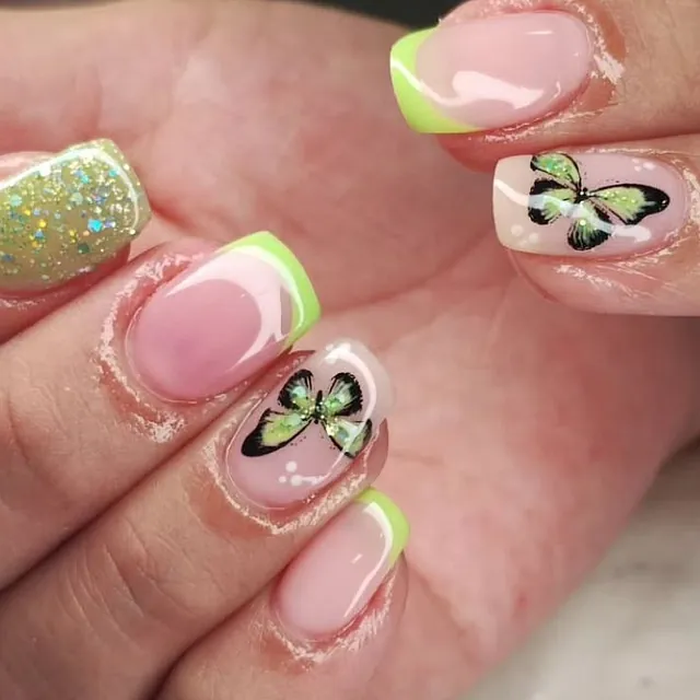 Uñas con mariposas