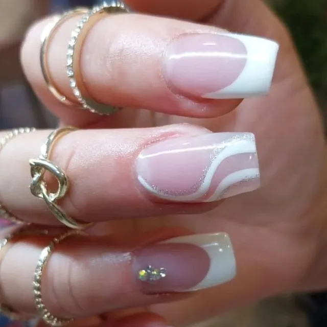 Manicura con brillante