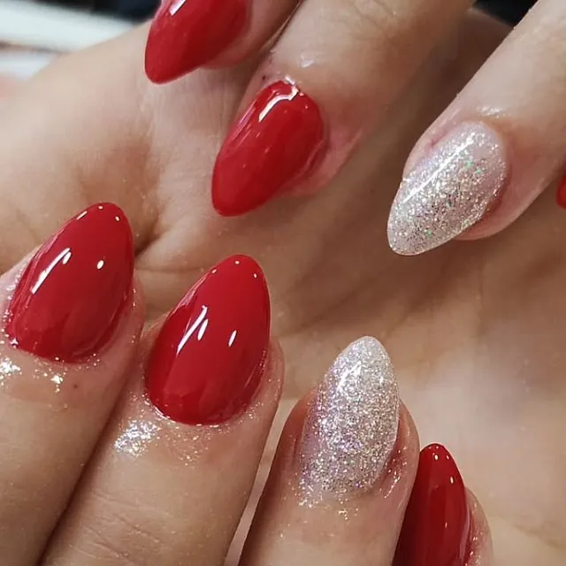 Uñas pintadas en rojo y brillantina plateada